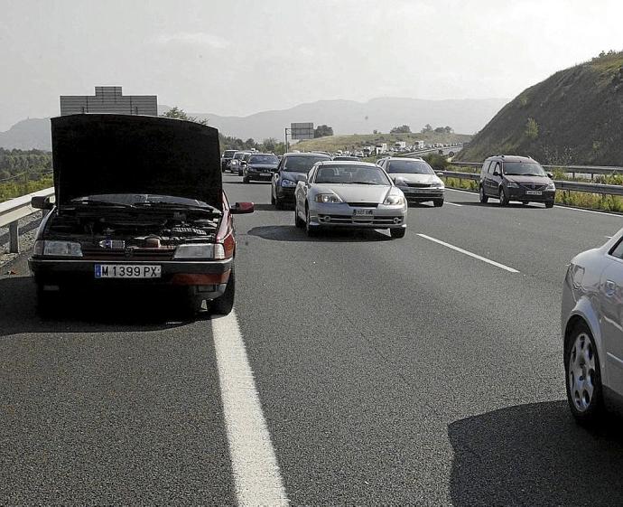 En la operación salida no es raro ver coches averiados en el arcén. Foto: Josu ChavarriA la derecha, Juan Carrero, de la junta directiva de Adeada. Foto: Alex Larretxi