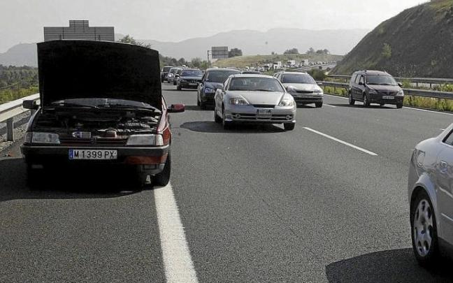 En la operación salida no es raro ver coches averiados en el arcén. Foto: Josu ChavarriA la derecha, Juan Carrero, de la junta directiva de Adeada. Foto: Alex Larretxi