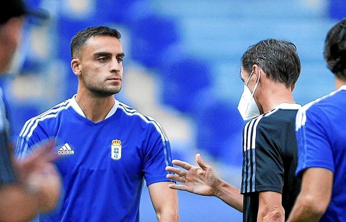 Carlos Isaac saluda a José Ángel Ziganda al término de un partido con el Real Oviedo. Foto: Real Oviedo