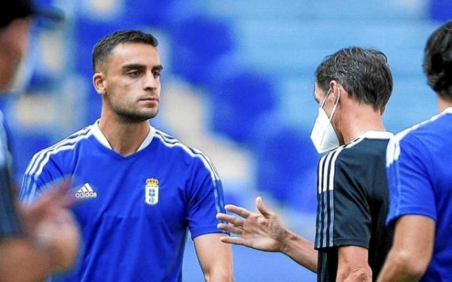 Carlos Isaac saluda a José Ángel Ziganda al término de un partido con el Real Oviedo. Foto: Real Oviedo