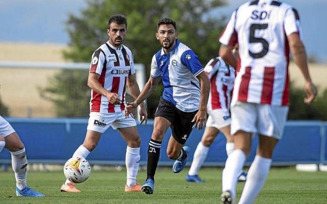 Iván Martín intenta recuperar un balón durante el Alavés-SD Logroñés. Foto: Alavés