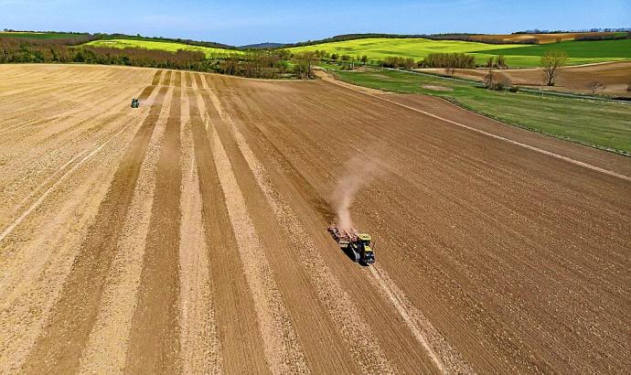 La nueva PAC ya tiene unas bases establecidas, pero los agricultores de toda Europa, como los de la imagen, en Hungría, deben espera todavía a que cada país concrete antes del 31 de diciembre cómo se aplicarán esas nuevas políticas, muy vinculadas a la de