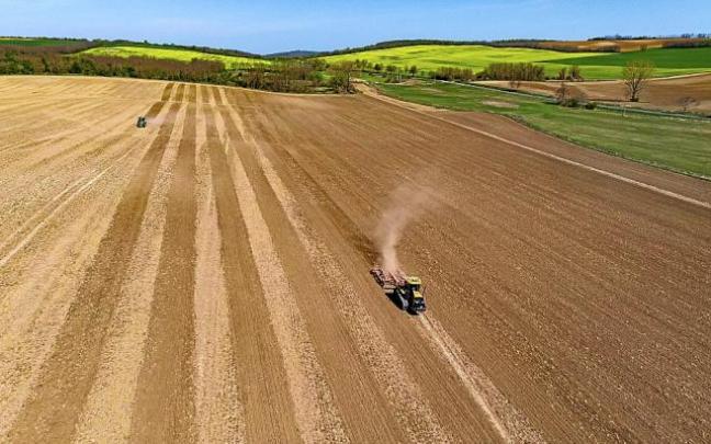 La nueva PAC ya tiene unas bases establecidas, pero los agricultores de toda Europa, como los de la imagen, en Hungría, deben espera todavía a que cada país concrete antes del 31 de diciembre cómo se aplicarán esas nuevas políticas, muy vinculadas a la de