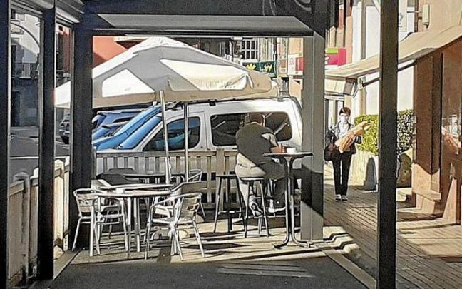 Una terraza en la calle Idiazabal.