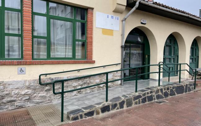 La nueva rampa del centro social de Gamarra Mayor.