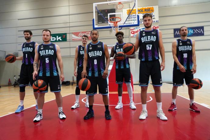 Los siete jugadores nuevos en el Bilbao Basket esta temporada posan con las nuevas equipaciones.