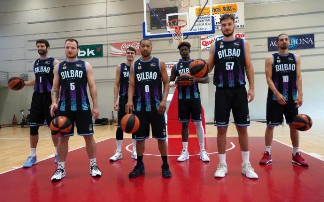 Los siete jugadores nuevos en el Bilbao Basket esta temporada posan con las nuevas equipaciones.