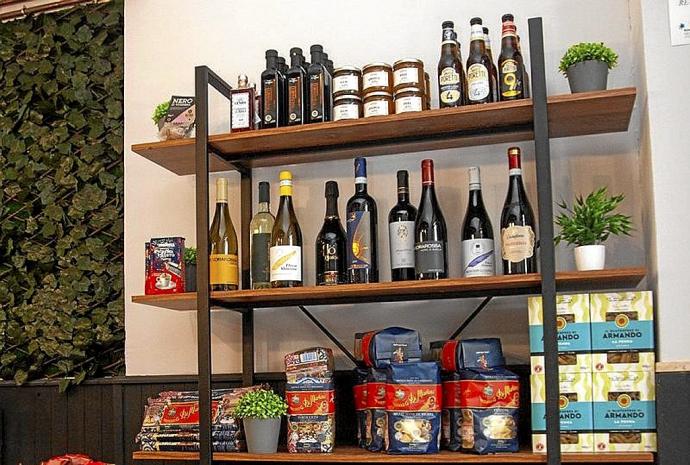 Estantería del local de Giovannelli, con pastas, aceites y vinos.