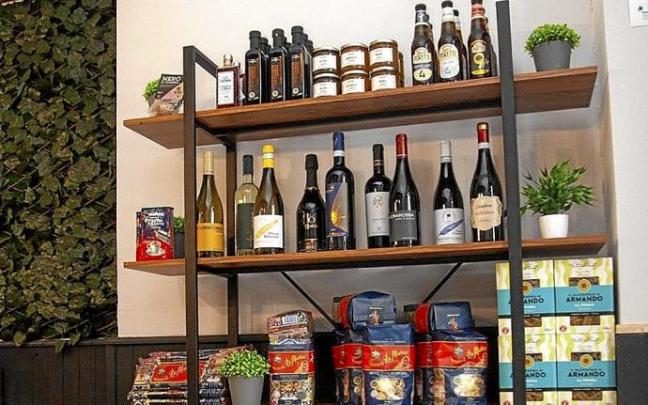 Estantería del local de Giovannelli, con pastas, aceites y vinos.