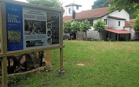 Panel informativo instalado en el barrio Sallobente-Ermuaran.