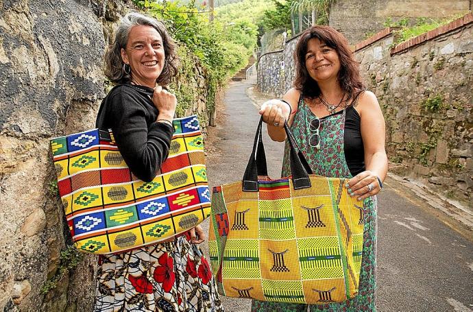 Mariana Santos y Bea Mogrodejo, con dos de los bolsos diseñados a partir de sacos de arroz en Senegal.