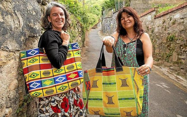 Mariana Santos y Bea Mogrodejo, con dos de los bolsos diseñados a partir de sacos de arroz en Senegal.