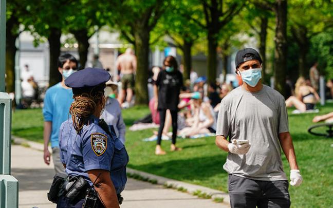 Un hombre pasea por Nueva York con mascarilla en una imagen de archivo.