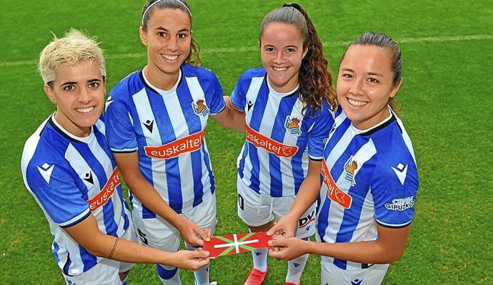 Iraia, Maddi, Nerea y Amaiur, felices con el brazalete. Foto: R.S.