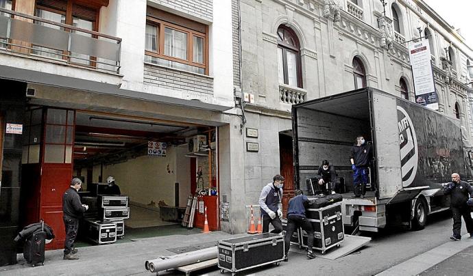 Los técnicos de Mayumaná, ayer por la mañana, volviendo a cargar el material que minutos antes habían descargado en el Principal. Foto: Pilar Barco