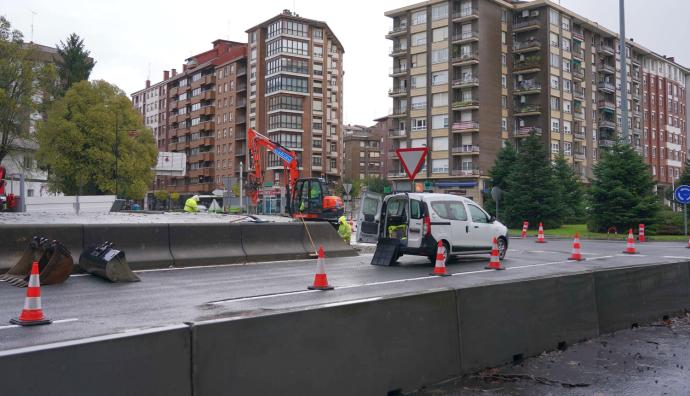 La rotonda de Plazakoetxe ya está en obras para mejorar su seguridad.
