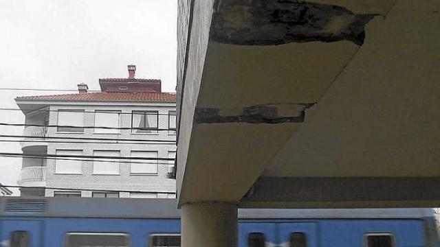 El tren a su paso por Mitxelena. Foto: Ainara Lozano