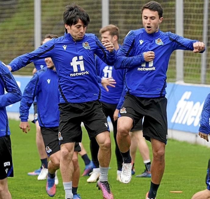 Silva y Guevara chocan en un ejercicio, durante el entrenamiento del pasado viernes en Zubieta.