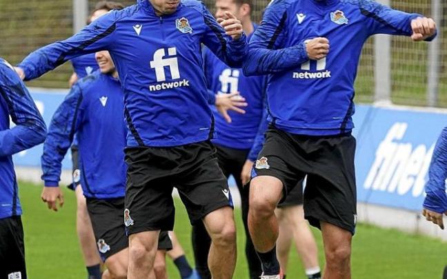 Silva y Guevara chocan en un ejercicio, durante el entrenamiento del pasado viernes en Zubieta.