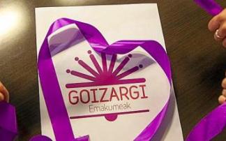 Integrantes de Goizargi Emakumeak con el logo de la asociación.