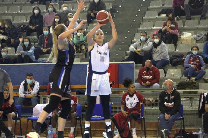 Paula Ginzo lanza en el derbi ante el IDK.