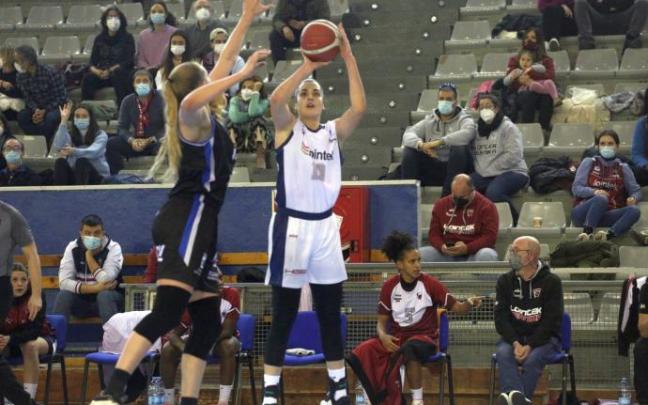 Paula Ginzo lanza en el derbi ante el IDK.