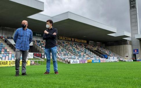 Jesús María Isusi y Gorka Zubiaurre ayer, en el renovado césped de Lasesarre.