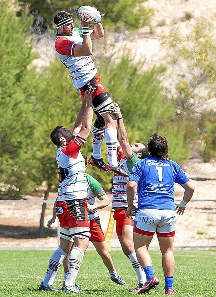 José Luciano Abecia captura un saque de lateral para el Hernani en la eliminatoria ante La Vila. Foto: N.G.