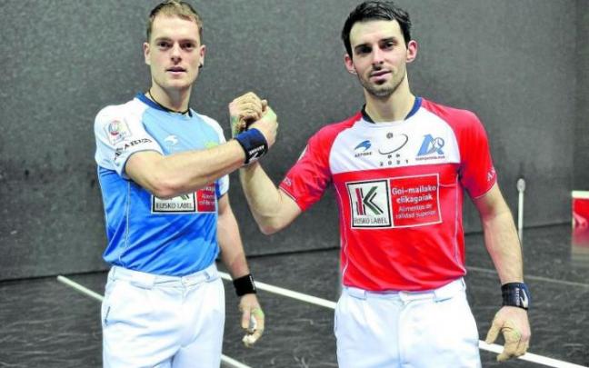 Unai Laso y Jokin Altuna, el pasado jueves, durante la elección de material en el frontón Bizkaia. Foto: Oskar González