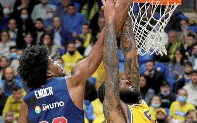 Enoch, en la imagen peleando por un rebote con Williams, volvió a naufragar en defensa. Foto: Abir Sultan Enoch, en la imagen peleando por un rebote con Williams, volvió a naufragar en defensa. Foto: Abir Sultan