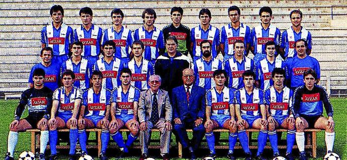 Plantilla del Deportivo Alavés de la temporada 1988-89. 1ª Fila (sentados (izda. a dcha.): 'Txutxin', Ruiz, Gacho, Tainta, José Luis Menoyo (presidente), Juan Arregui (vicepresidente), Enrique, Eneko Garay, Aranburuzabala y Aitor. 2ª Fila (izda. a dcha.):