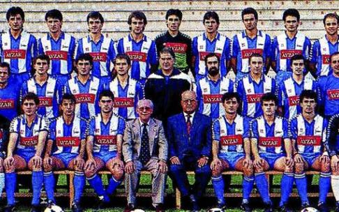 Plantilla del Deportivo Alavés de la temporada 1988-89. 1ª Fila (sentados (izda. a dcha.): 'Txutxin', Ruiz, Gacho, Tainta, José Luis Menoyo (presidente), Juan Arregui (vicepresidente), Enrique, Eneko Garay, Aranburuzabala y Aitor. 2ª Fila (izda. a dcha.):