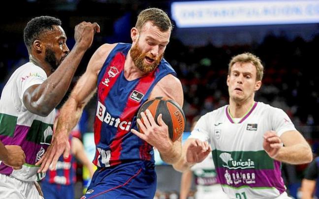 Costello, que en el arranque de la temporada jugó como ala-pívot, fue el único 'cinco' que participó en la segunda parte contra Unicaja. Foto: Jorge Muñoz