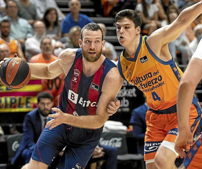 Costello, vital en 'La Fonteta' con su intensidad, trata de zafarse del marcaje de Pradilla.