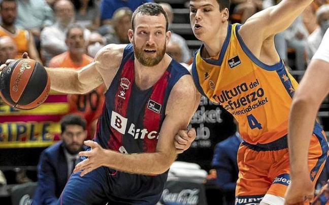 Costello, vital en 'La Fonteta' con su intensidad, trata de zafarse del marcaje de Pradilla.