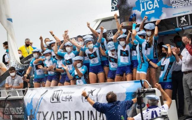 Las remeras de Arraun Lagunak celebran la victoria de la temporada pasada en la Liga Euskotren.