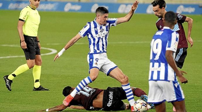 Carlos Fernández trata de zafarse de un rival en presencia de Isak, durante el partido contra el Celta. Foto: Ruben Plaza