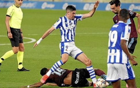 Carlos Fernández trata de zafarse de un rival en presencia de Isak, durante el partido contra el Celta. Foto: Ruben Plaza