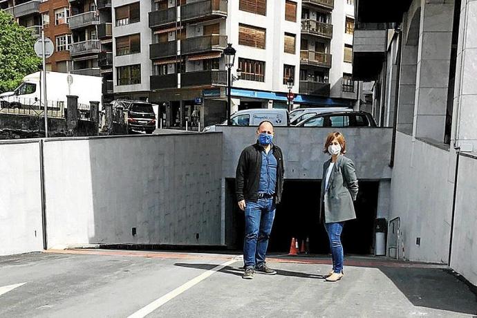 Aitor Bereziartua y Nagore Alkorta en el acceso al parking. Foto: N.G.