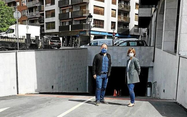 Aitor Bereziartua y Nagore Alkorta en el acceso al parking. Foto: N.G. Aitor Bereziartua y Nagore Alkorta en el acceso al parking. Foto: N.G.