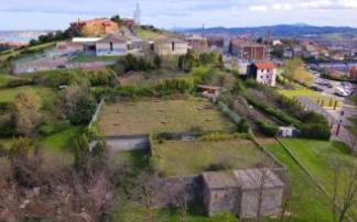 Vista aérea del lugar en el que se creará un aparcamiento con un centenar de plazas.