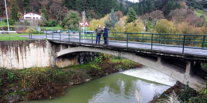 El alcalde de Laudio y el director de URA, en una visita reciente al degradado puente.