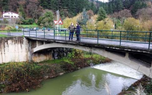 El alcalde de Laudio y el director de URA, en una visita reciente al degradado puente.