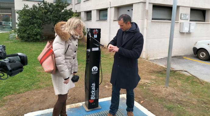 Romón muestra a la alcaldesa varios útiles del 'punto bici'.