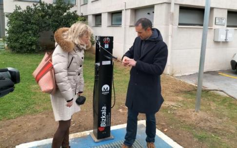 Romón muestra a la alcaldesa varios útiles del 'punto bici'. Romón muestra a la alcaldesa varios útiles del 'punto bici'.
