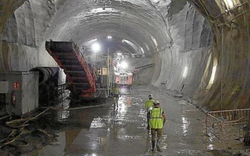 Uno de los túneles del nuevo trazado del Topo bajo la ciudad de Donostia.