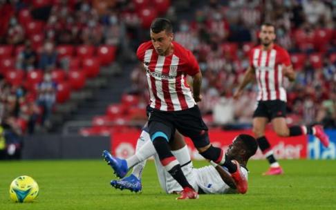 Alex Berenguer supera en una acción al alavesista Loum en el derbi del pasado viernes.