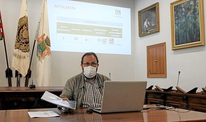 El alcalde Sagarzazu, ayer, en el Salón de Plenos del Ayuntamiento de Hondarribia.