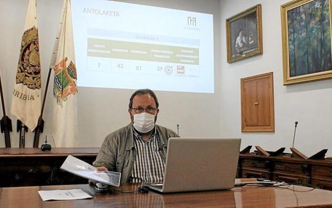 El alcalde Sagarzazu, ayer, en el Salón de Plenos del Ayuntamiento de Hondarribia.