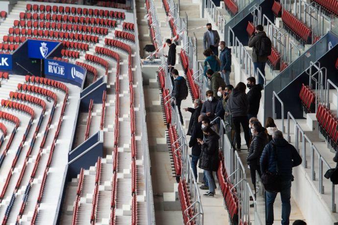 Socios y simpatizantes de Osasuna, durante las visitas guiadas a El Sadar tras su rehabilitación.